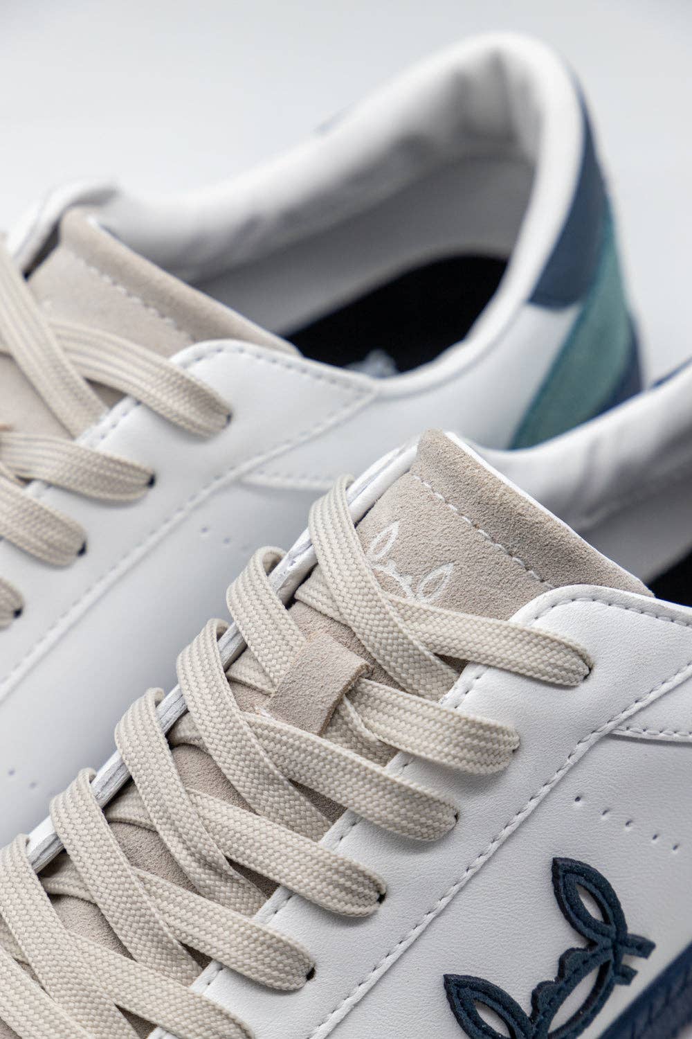 White Low-Top Leather Sneakers with Contrasting Crab Motif | Duo - Image 3